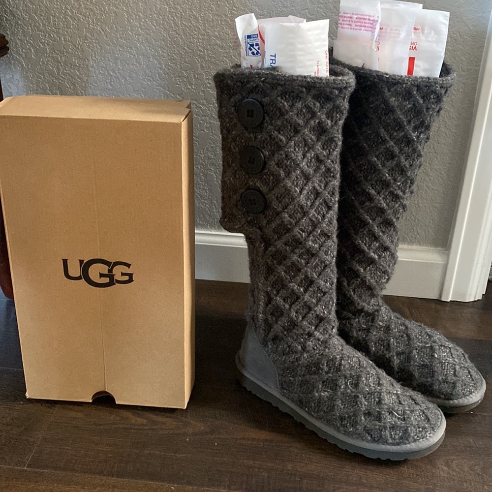 Uggs grey knitted size 7 no box